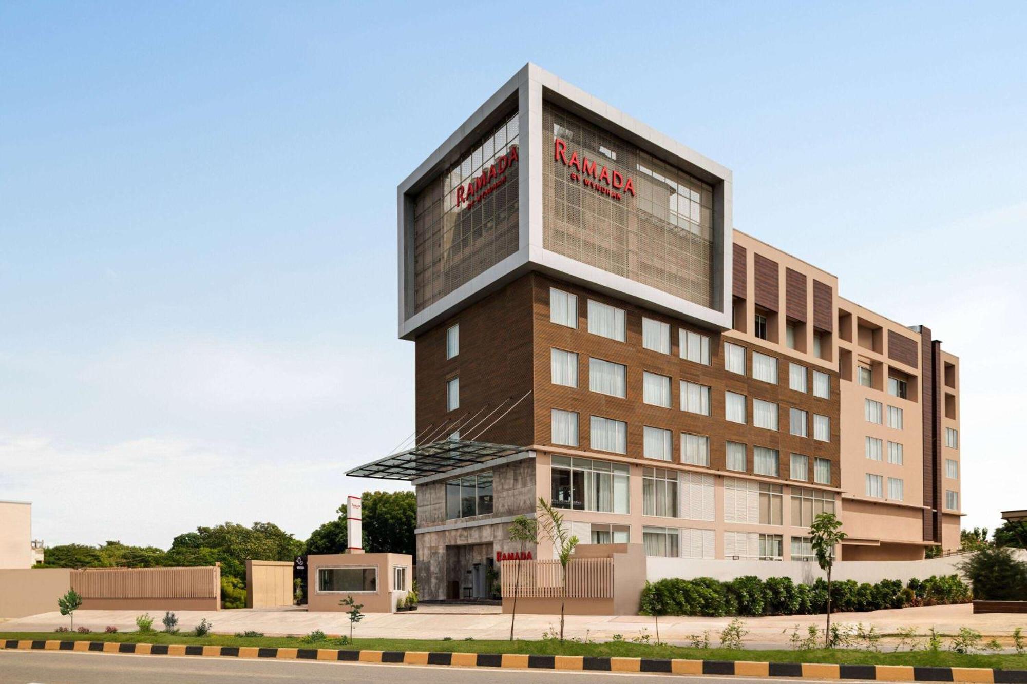 Ramada By Wyndham Gorakhpur Gorakhnath Mandir Road Hotel ภายนอก รูปภาพ