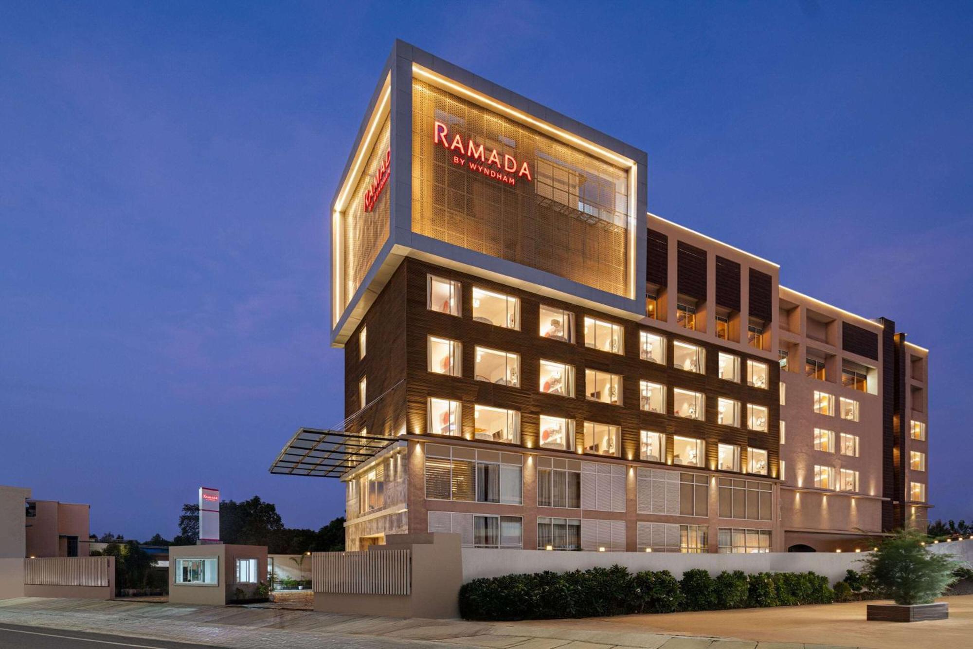 Ramada By Wyndham Gorakhpur Gorakhnath Mandir Road Hotel ภายนอก รูปภาพ