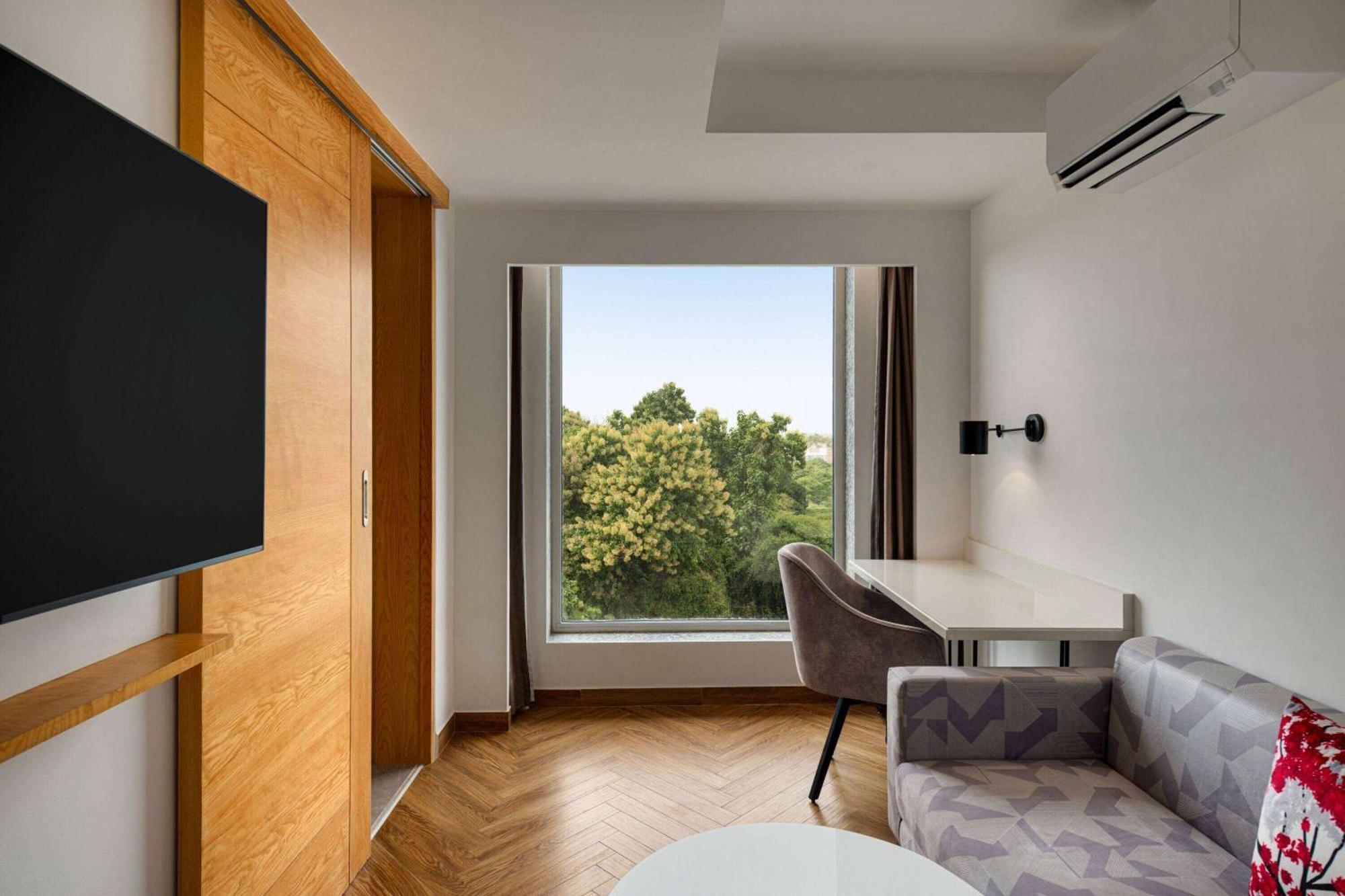 Ramada By Wyndham Gorakhpur Gorakhnath Mandir Road Hotel ภายนอก รูปภาพ