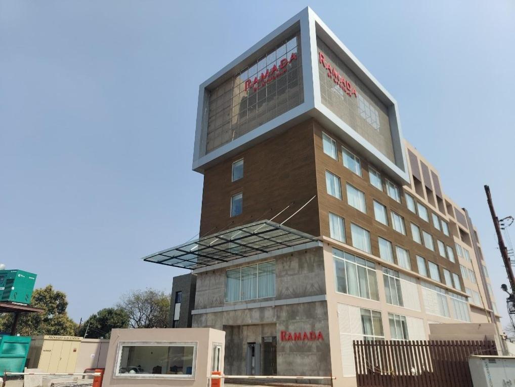 Ramada By Wyndham Gorakhpur Gorakhnath Mandir Road Hotel ภายนอก รูปภาพ